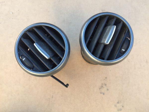 Gura guri ventilatie Seat Leon 1P 1P0819203A 1P0 819 203 A - Dezmembrari Auto