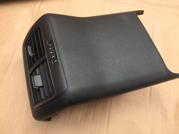 Capac cotiera cu grile de ventilatie VW Golf 7 5G0819203 5G0 819 203 - Dezmembrari Auto