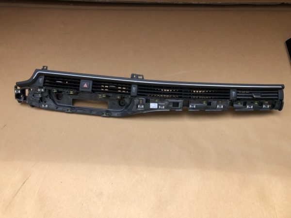 Grila aerisire bord Audi A5 F5 din 2018 8W1820902E 8W1 820 902 E - Dezmembrari Auto