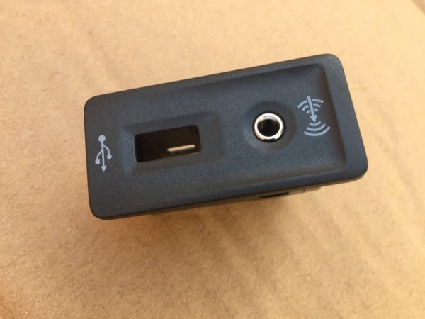 Port USB AUX VW Arteon Passat B8 5G0035222 5G0 035 222 - Dezmembrari Auto