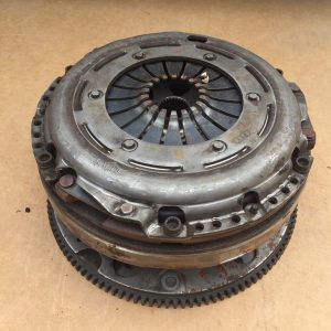 Volanta placa disc Audi A4 B8 2013 limuzina S-LINE 2.0 tdi CJC 031141015B 031 141 015 B - Dezmembrari Auto
