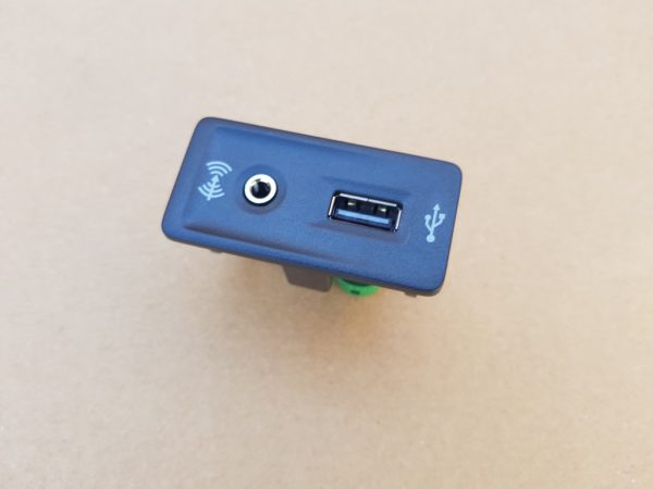 Mufa USB AUX VW Golf 7 5Q0035724 5Q0 035 724 - Dezmembrari Auto