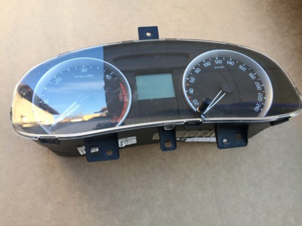 Ceasuri bord Skoda Fabia 2 1.4 tdi BNM 5J0920810C 5J0 920 810 C - Dezmembrari Auto