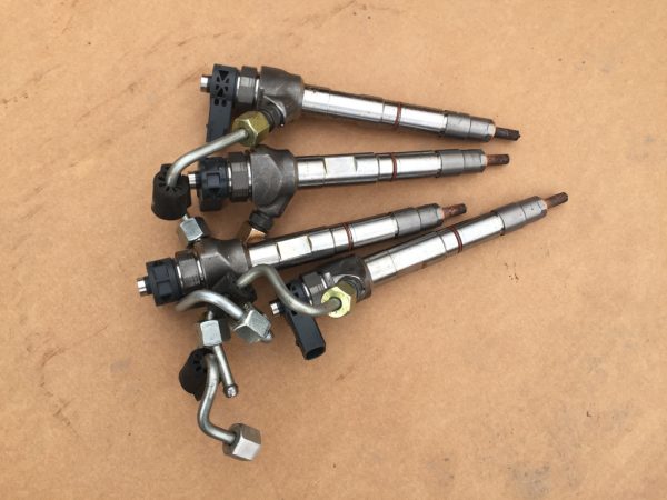 Injectoare injector VW Passat B8 2.0 tdi CRL 04L130277AC 04L 130 277 AC - Dezmembrari Auto