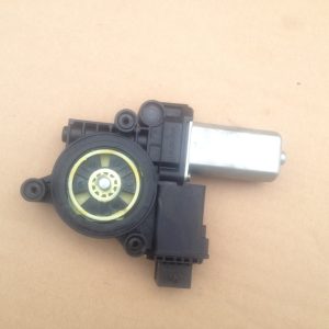 Motoras macara geam dreapta fata Opel Corsa D 5000577 - Dezmembrari Auto