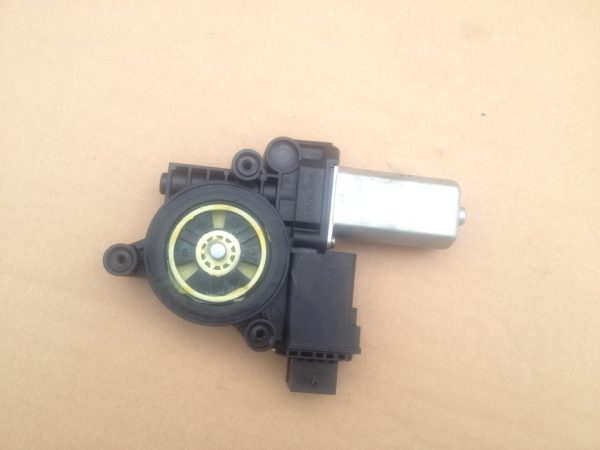Motoras macara geam dreapta fata Opel Corsa D 5000577 - Dezmembrari Auto