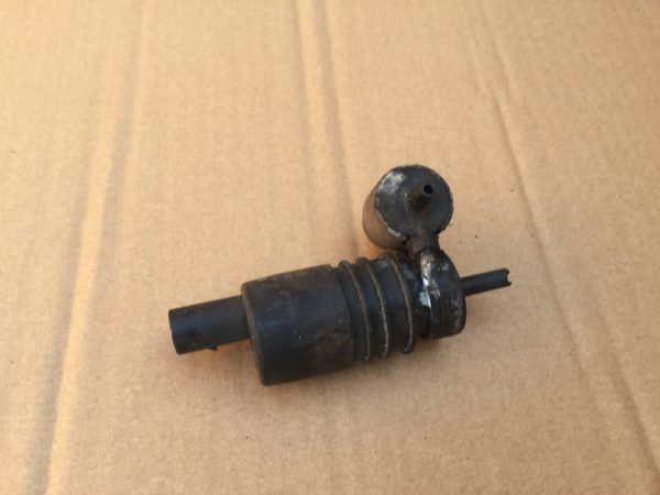 Pompa lichid parbriz VW / Audi 1T0955651A 1T0 955 651 A - Dezmembrari Auto