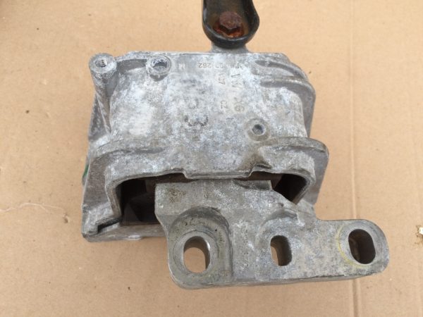 Tampon motor VW Audi Skoda Seat 2.0 tdi 1K0199262M 1K0 199 262 M - Dezmembrari Auto