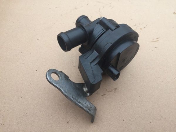 Pompa auxiliara / recirculare VW Golf 7 5Q0965567J 5Q0 965 567 J - Dezmembrari Auto