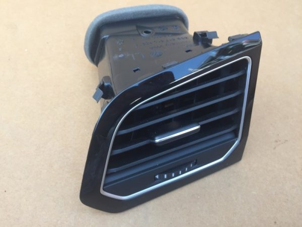 Grila ventilatie cu suport VW Sportsvan 517 819 709 A 517819709A - Dezmembrari Auto