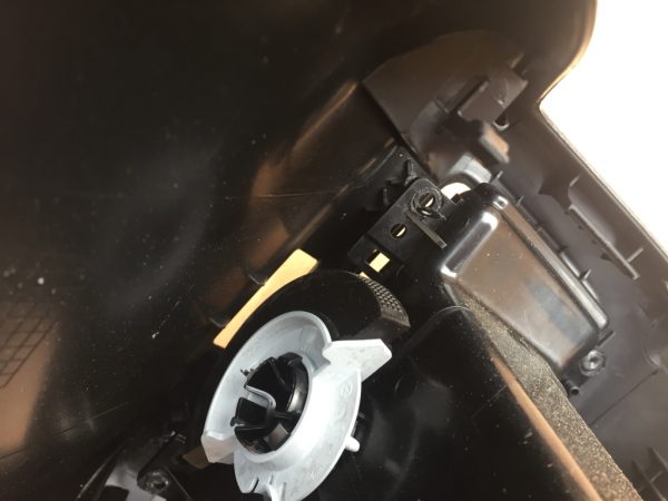 Capac cotiera cu grile de ventilatie VW Golf 7 5G0819203 5G0 819 203 - Dezmembrari Auto - imagine 2
