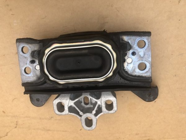 3Q0199555G 3Q0 199 555 G Tampon suport cutie viteze VW Passat B8 - Dezmembrari Auto