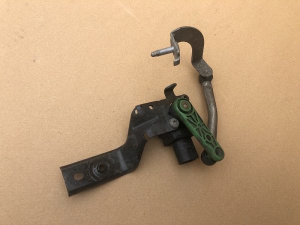 3Q0412522A 3Q0 412 522 A Senzor autoleveling VW Paassat B8 - Dezmembrari Auto