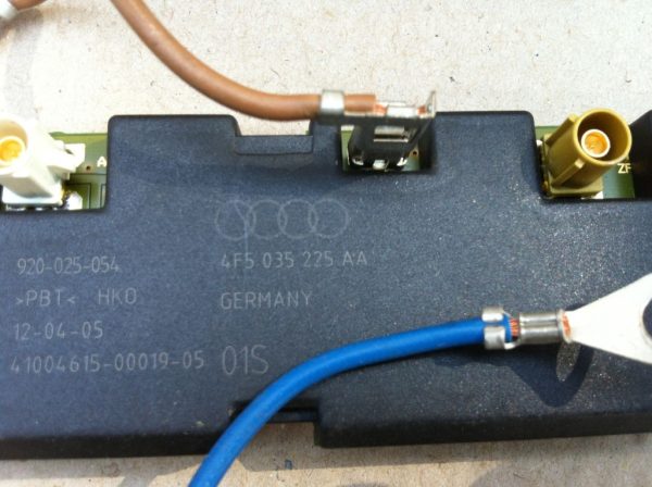 Amplificator antena Audi A6 4F cod 4F5035225AA 4F5 035 225 AA - Dezmembrari Auto