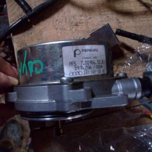 Pompa vacuum Audi A6 3.0 tdi cod 057145100AE 057 145 100 AE - Dezmembrari Auto