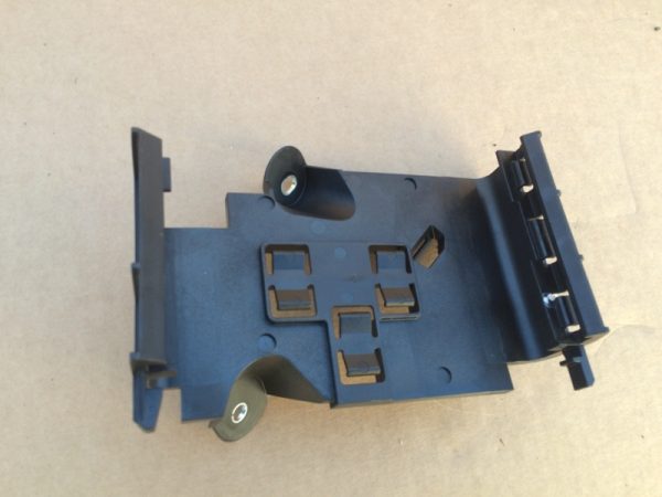 Suport plastic VW Passat B8 5Q0906507D 5Q0 906 507 D - Dezmembrari Auto