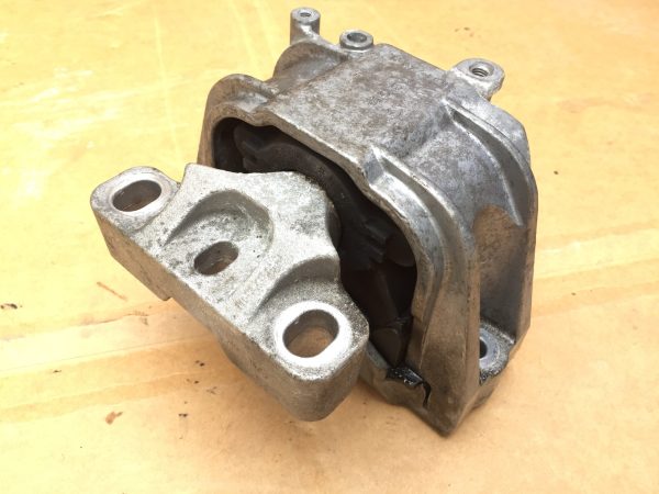Tampon  suport motor VW Passat CC 2013 1K0199262CL 1K0 199 262 CL - Dezmembrari Auto