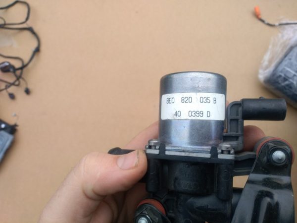 Robinet caldura Audi A6 4G 8E0820035B - Dezmembrari Auto - imagine 2