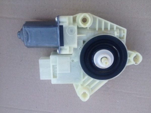 Motoras macara stanga spate VW Golf 7 5Q4959811A 5Q4 959 811 A - Dezmembrari Auto