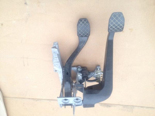 Bloc pedalier  Audi A4 8E B6 - Dezmembrari Auto