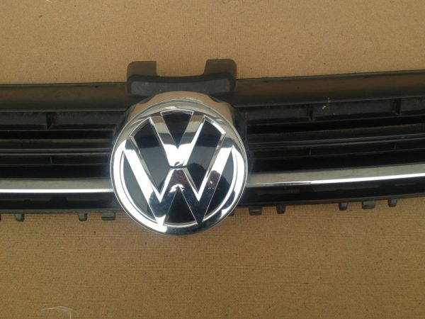 Grila fata cu emblema VW Golf 7 - Dezmembrari Auto
