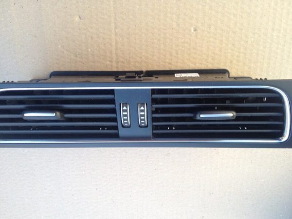 Grila ventilatie centrala Audi A4 B8 2013 facelift 8T1820951E - Dezmembrari Auto