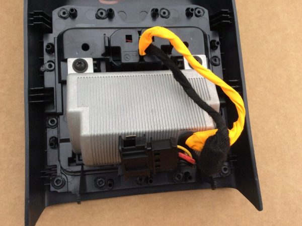 Invertor 230 V 150 W VW Sharan Tiguan Passat Touareg Golf - Dezmembrari Auto