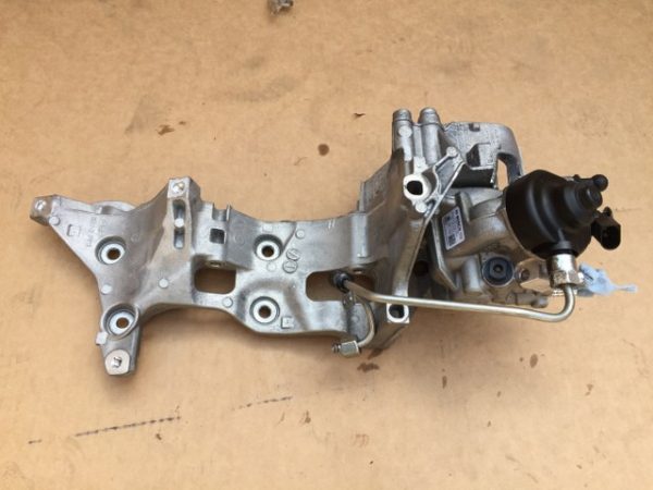 04L903143B 04L 903 143 B Suport pompa inalta VW Golf 7 1.4 tsi CUK GTE - Dezmembrari Auto