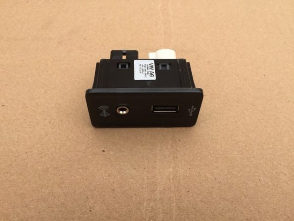 5G0035222C 5G0 035 222 C Conector USB Auxiliar VW Golf 7 1.4 tsi CUK GTE - Dezmembrari Auto