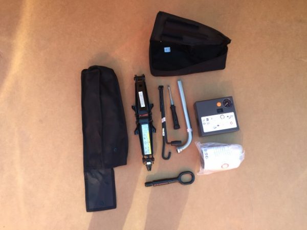 Kit pana compresor cric cheie suport surubelnita cui tractare VW Golf 7 1.4 tsi CUK GTE - Dezmembrari Auto