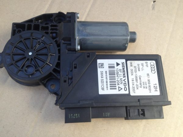 Motoras cu modul dreapta fata Audi A4 B7 8E1959802H - Dezmembrari Auto