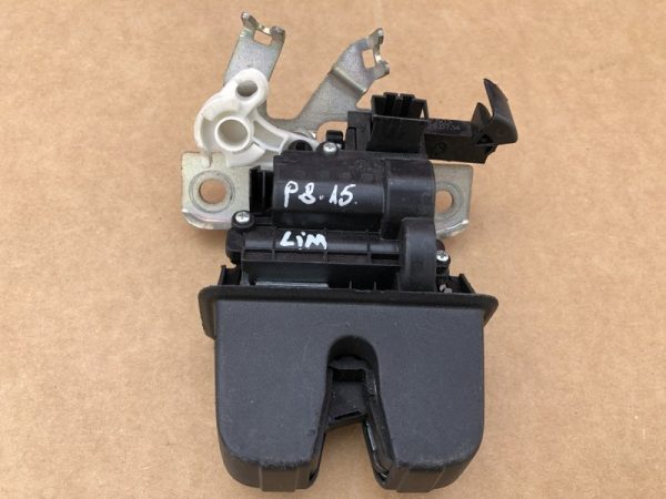 Broasca capota portbagaj VW Passat B8 limuzina 3G0827503 3G0 827 503 - Dezmembrari Auto