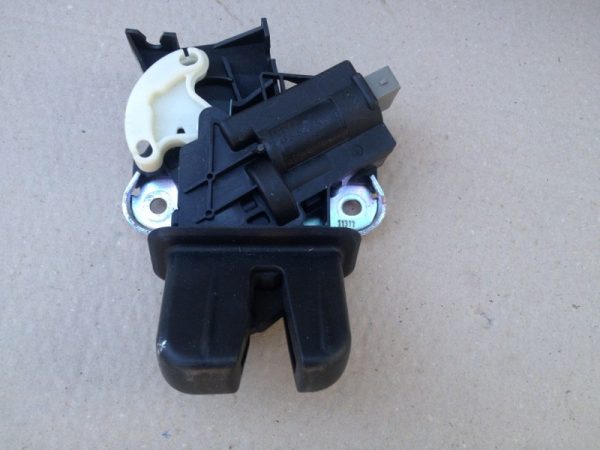 Broasca capota spate VW Passat CC 4F5827505D - Dezmembrari Auto