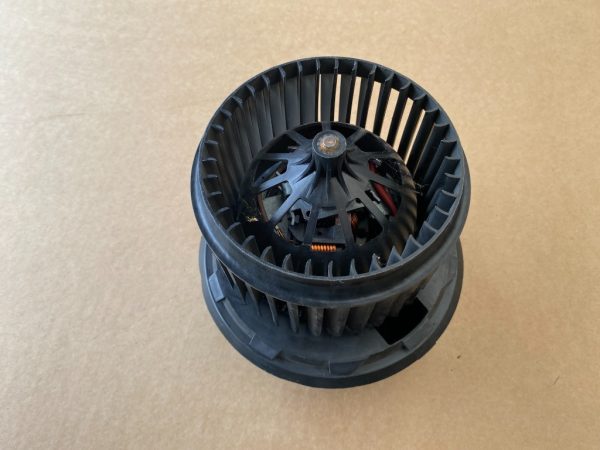 Aeroterma VW Transporter T5 7H0819021 7H0 819 021 7H0819021A 7H0 819 021 A - Dezmembrari Auto
