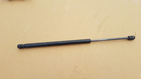Amortizor capota fata VW Jetta 2017 5C6827550 5C6 827 550 - Dezmembrari Auto