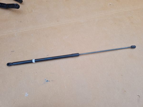 Amortizor capota VW Golf 7 5G0823359A 5G0 823 359 A - Dezmembrari Auto