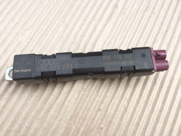 Amplificator antena Audi Q5 8R0035225C 8R0 035 225 C - Dezmembrari Auto