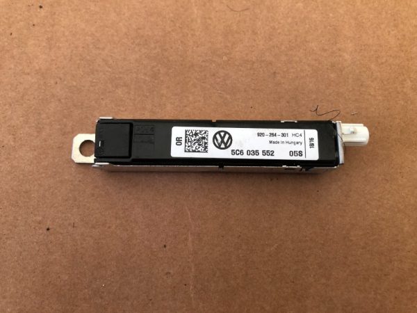Amplificator antena VW Jetta 5C6035552 5C6 035 552 - Dezmembrari Auto