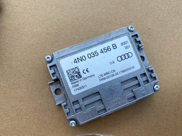 Amplificator semnal telefon mobil Audi Q8 4N0 035 456 B 4N0035456B - Dezmembrari Auto