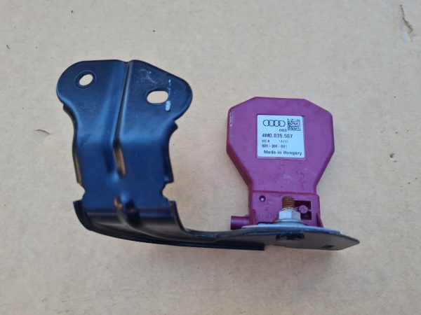 Antena pentru telefon dreapta spate Audi Q7 Q8 A5 F5 A4 B9 4M0035507 - Dezmembrari Auto