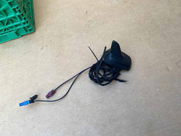 Antena radio Audi A4 B8 8K5035503A 8K5 035 503 A - Dezmembrari Auto