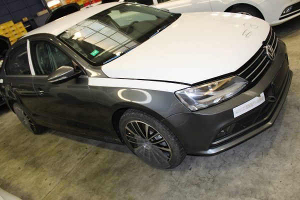 Aripa dreapta fata VW Jetta LD7X gri - Dezmembrari Auto