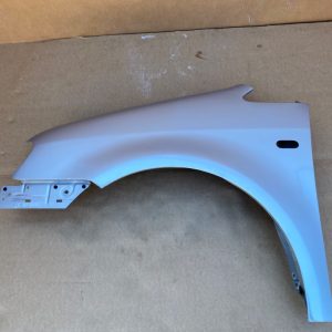 Aripa fata stanga VW Caddy life din 2009 culoare gri-argintiu LA7W - Dezmembrari Auto
