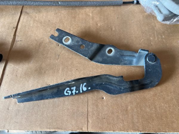 Balama capota fata dreapta VW Golf 7 5G0823302B 5G0 823 302 B - Dezmembrari Auto