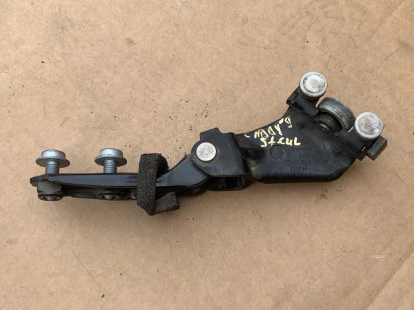 Balama usa culisanta stanga VW Caddy 2005 2006 2007 2008 2009 2K0843335A 2K0 843 335 A - Dezmembrari Auto