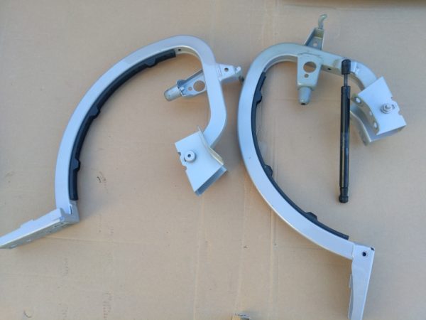 Balamale capota spate Audi A3 8V 2016 8V5827302C 8V5 827 302 C 8V5827301C 8V5 827 301 C - Dezmembrari Auto