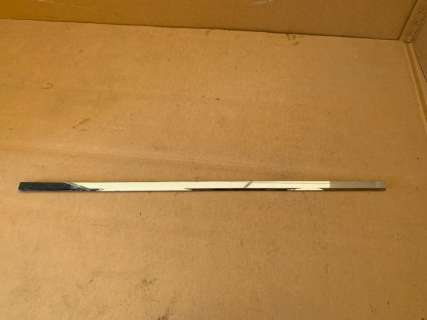 Bandou cromat usa stanga fata VW Passat B8 - Dezmembrari Auto