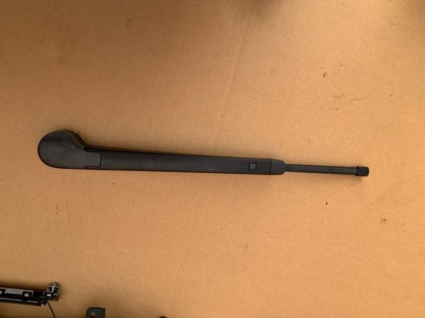 Brat stergator luneta cu lamela VW Golf 7 hatchback 6R6955707B 6R6 955 707 B la 0 km - Dezmembrari Auto
