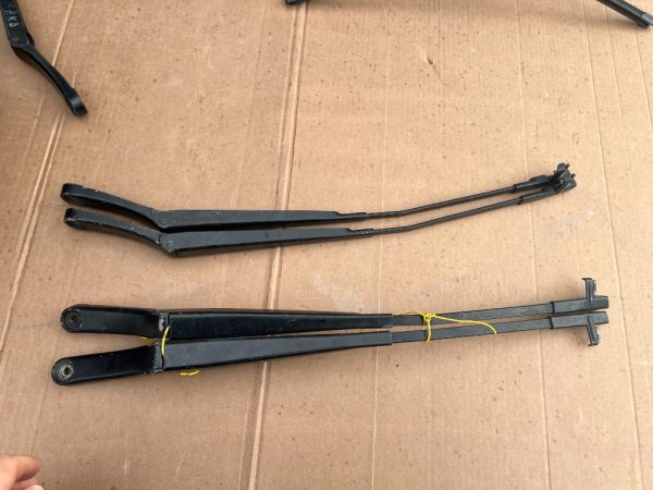 Brat stergator VW Touran stanga 1T0955409A 1T0 955 409 A - Dezmembrari Auto