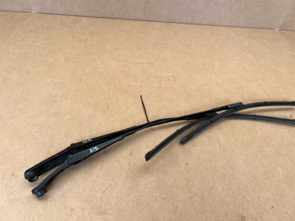 Brate stergator Audi Q2 stanga dreapta 81B955407 81B955408 81B 955 407 81B 955 408 - Dezmembrari Auto